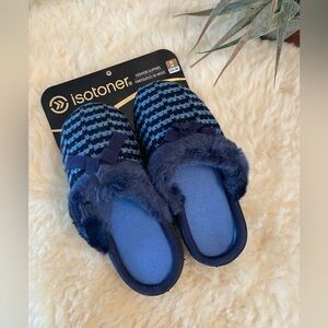 🦋 2/$20 Blue fuzzy slippers NWT
